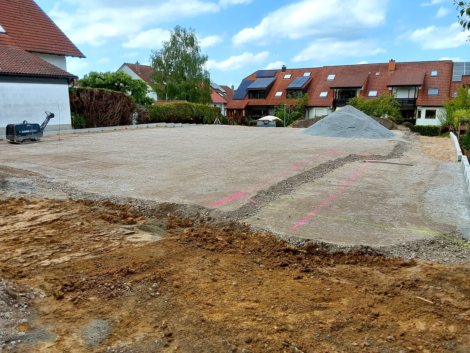 Baustelle eines Einfamilienhauses ohne Keller mit vorbereiteter Bodenplattenfläche