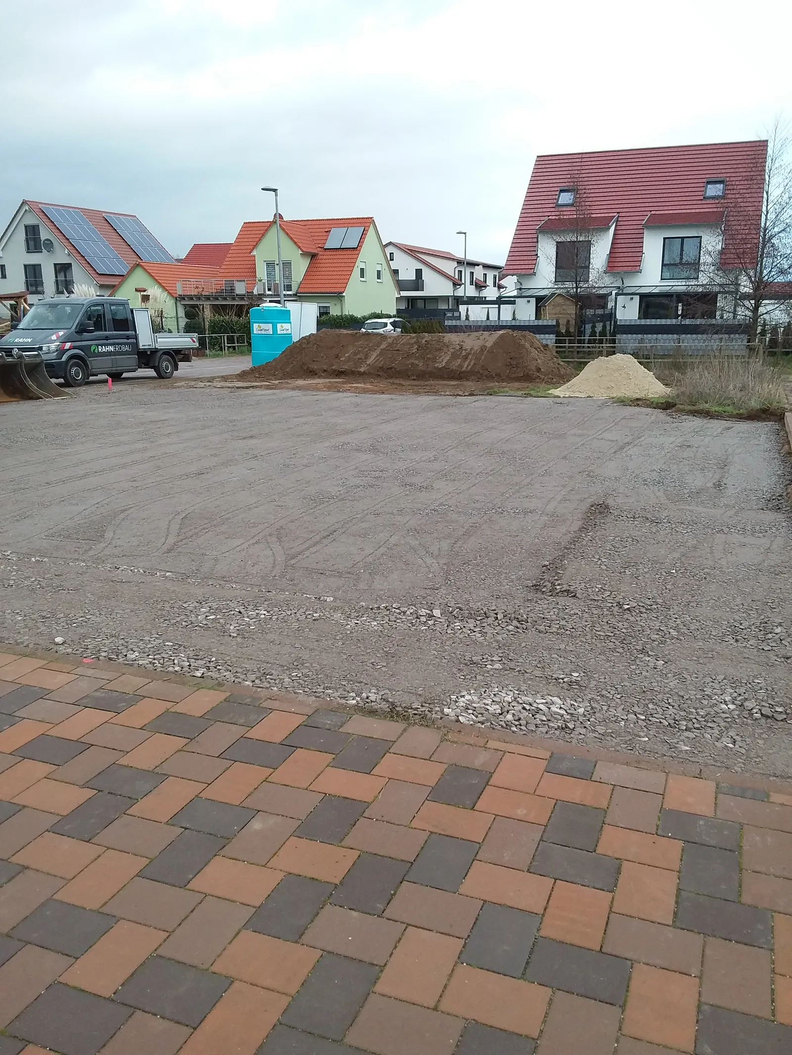 Fertig hergestelltes, ebenes Feinplanum auf dem Grundstück, bereit für die Übergabe an den Hausbauer